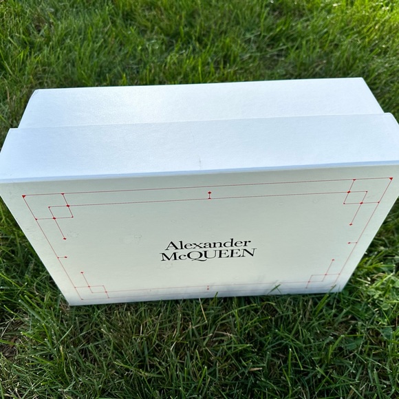 Empty box - Picture 2 of 3